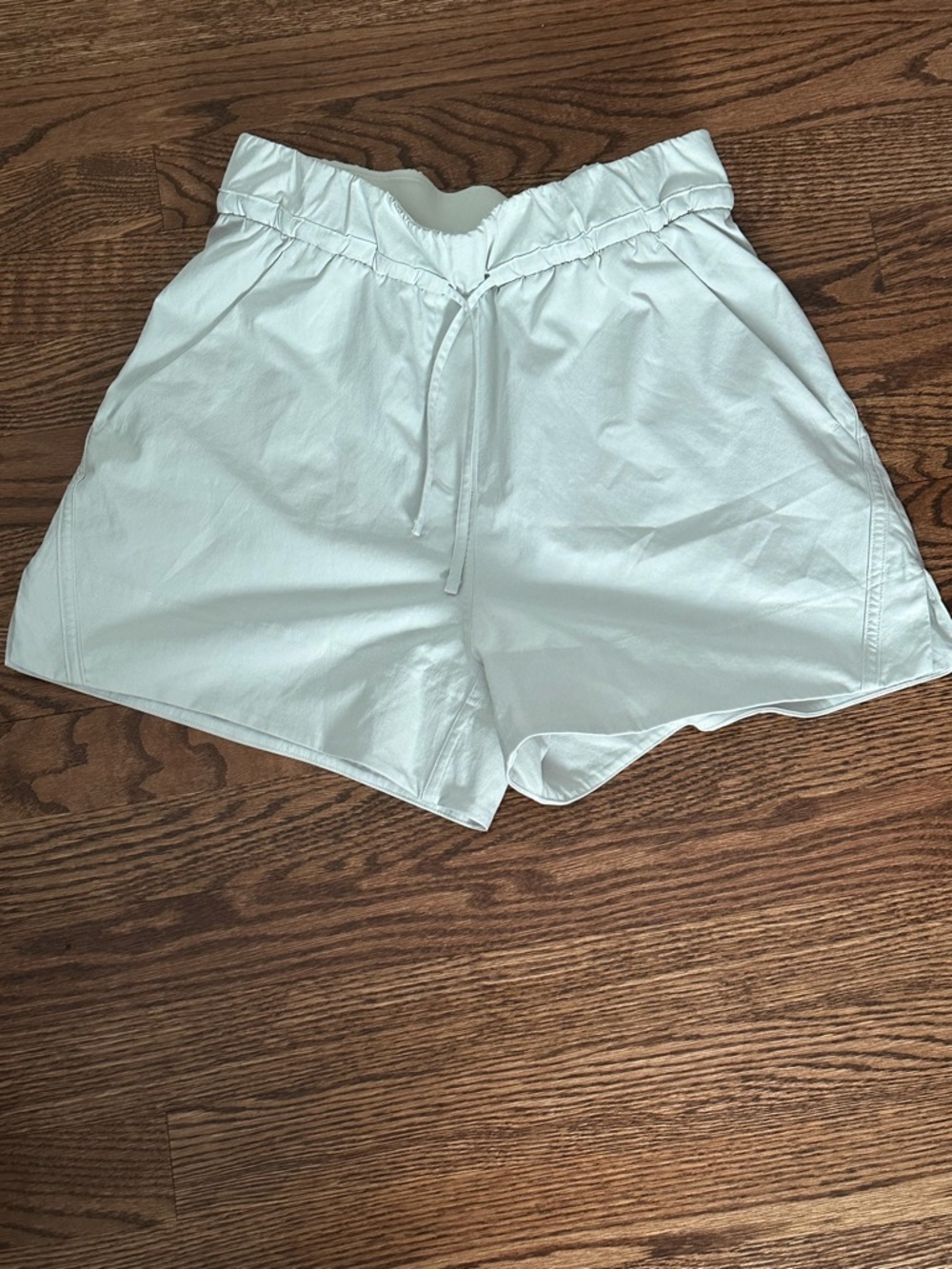 Lululemon Cream High-Rise Drawstring Relaxed Fit Shorts Size XXS with Pockets